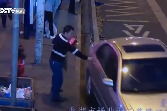 Nằm gọn trong gầm vì lái xe quên kéo phanh tay