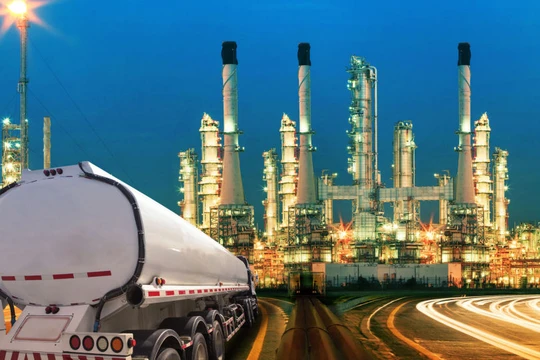 Tiết lộ nguyên nhân khiến giá dầu xuống thấp: Trò bịp toàn cầu