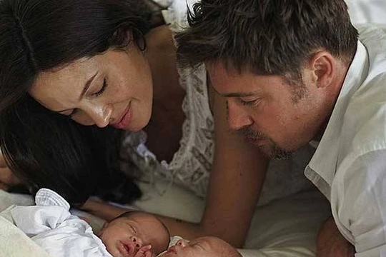 Cả hai sung sướng bên cạnh hai nhóc tỳ sinh đôi Knox và Vivienne.