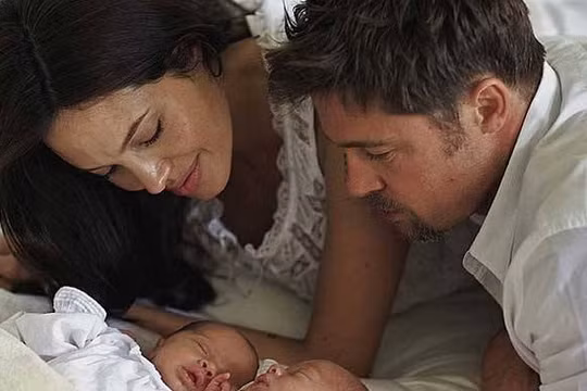 Cả hai sung sướng bên cạnh hai nhóc tỳ sinh đôi Knox và Vivienne.