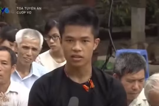 Màn đối đáp “cười ra nước mắt” của bị cáo người dân tộc