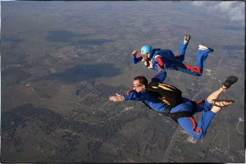 Cựu chiến binh 91 tuổi nhảy dù mừng Ngày Chiến thắng