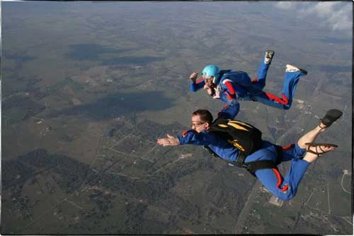 Cựu chiến binh 91 tuổi nhảy dù mừng Ngày Chiến thắng