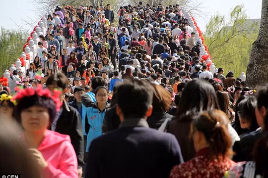 Choáng với biển người Trung Quốc chen nhau ở Vạn Lý trường thành 