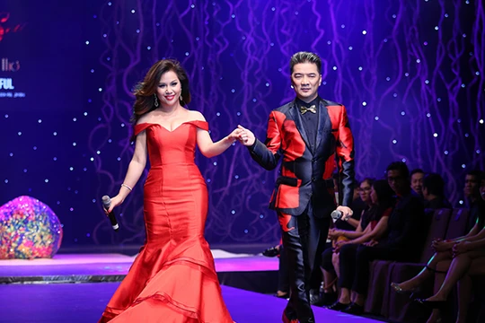 Đàm Vĩnh Hưng nồng nàn ôm Minh Tuyết