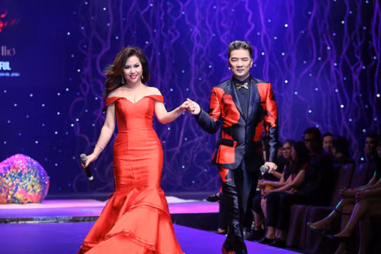 Đàm Vĩnh Hưng nồng nàn ôm Minh Tuyết