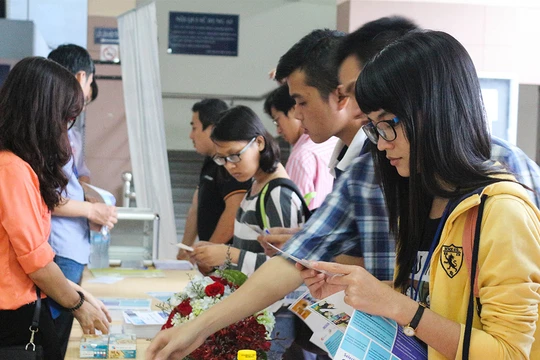 Ảnh minh họa: Người dân được tiếp cận thông tin từ các cơ quan công quyền.