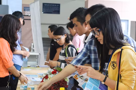 Ảnh minh họa: Người dân được tiếp cận thông tin từ các cơ quan công quyền.