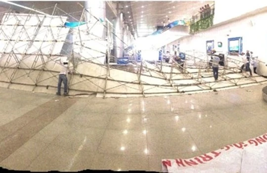 Vì sao dàn giáo tại sân bay Tân Sơn Nhất đổ sập?