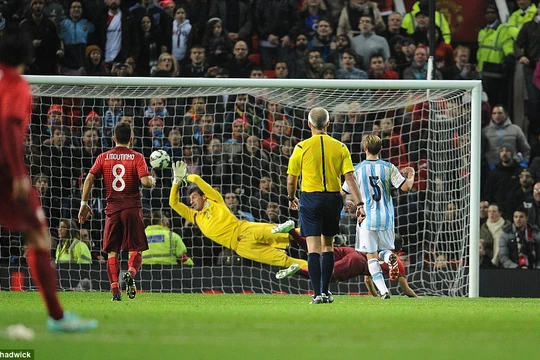 Video: 10 cú sút thành bàn nhanh như chớp