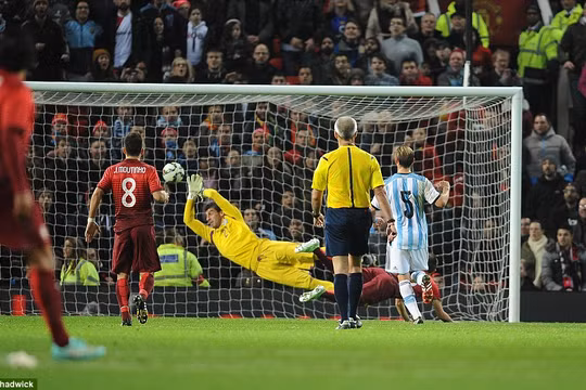 Video: 10 cú sút thành bàn nhanh như chớp