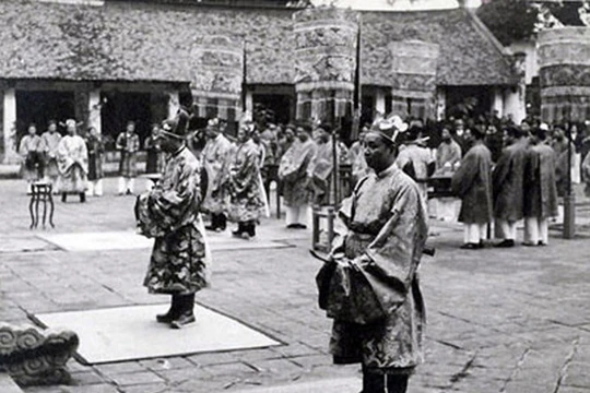 Các quan lại thời phong kiến trong một buổi thiết triều