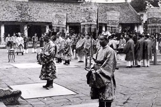 Các quan lại thời phong kiến trong một buổi thiết triều