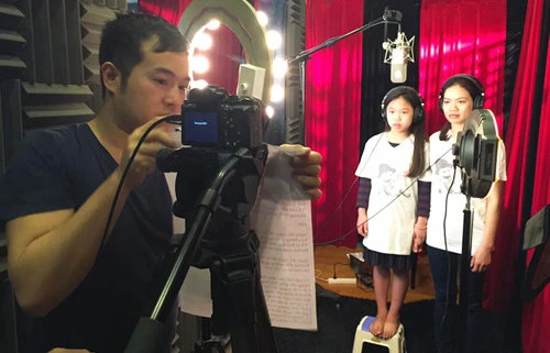 Ca sĩ Minh Quân hỗ trợ cho phần thu âm của vợ và con gái Trần Lập. -Ảnh tư liệu.