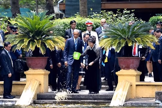 Tổng thống Obama cho cá ăn tại Nhà sàn Bác Hồ
