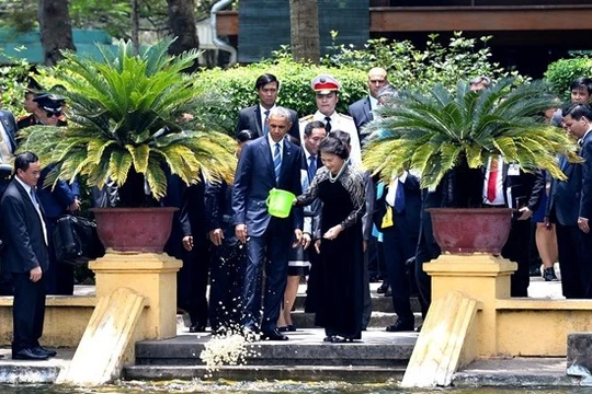 Tổng thống Obama cho cá ăn tại Nhà sàn Bác Hồ