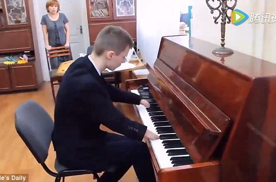Khâm phục cậu bé không tay đánh đàn piano