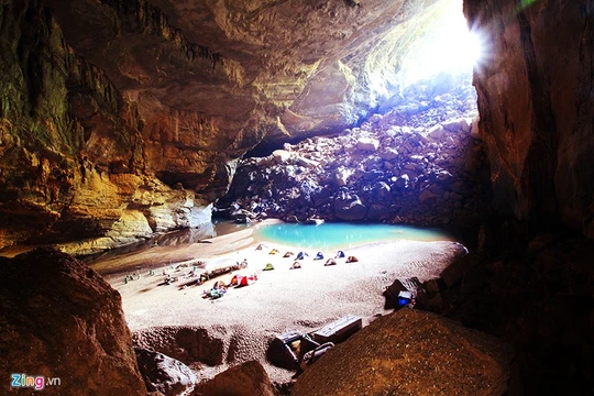 Đây là cuốn sách đầu tiên về hang động lớn nhất thế giới được xuất bản ở Việt Nam. Người xem không khỏi trầm trồ, thích thú trước một Sơn Đoòng hoang sơ và ảo diệu. Tấm hình này được tác giả Hà Quốc Anh ghi lại khung cảnh vòm hang Én. 