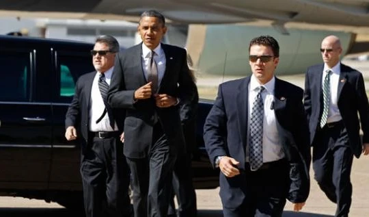 Các mật vụ luôn ở bên cạnh Obama 24/24 giờ trong mỗi chuyến công du nước ngoài. Ảnh: Flickr 