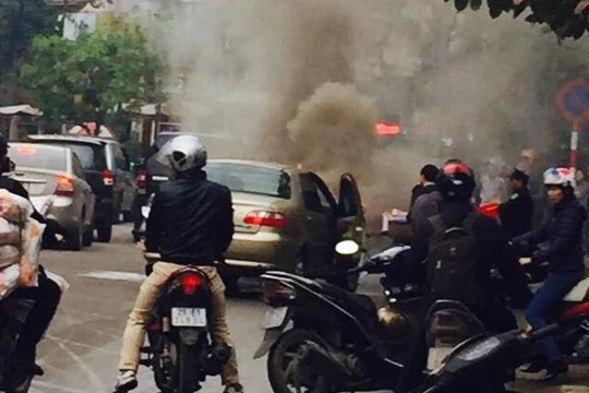 Xe ô tô bốc cháy trên trên đường Nguyễn Hữu Thọ (bán đảo Linh Đàm) - Ảnh: Đ.T