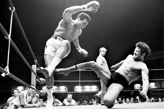 Video: Huyền thoại Muhammad Ali từng xuất hiện trong quảng cáo Porsche 911