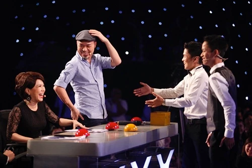 Video: Trấn Thành "chết lặng" nhìn đồng hồ hàng hiệu bị đập vụn