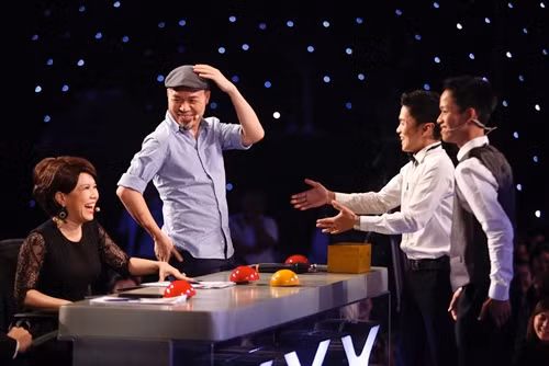 Video: Trấn Thành "chết lặng" nhìn đồng hồ hàng hiệu bị đập vụn