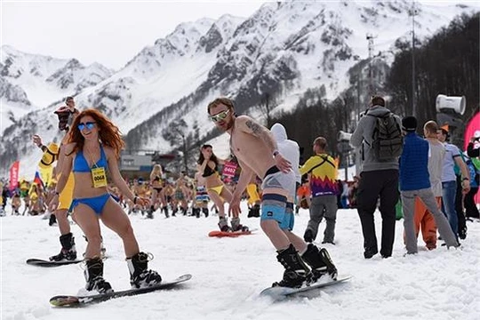 Video: 1.111 người mặc đồ bơi trượt tuyết cùng lúc