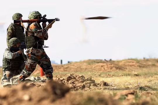 Video: Súng phóng lựu RPG-28 Nga bắn xuyên tường bê tông 