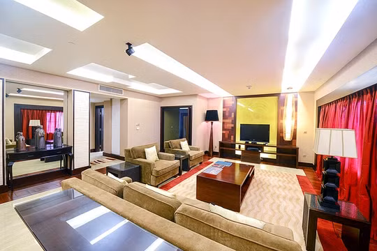 Nội thất phòng sang trọng với lối thiết kế đương đại pha chút cổ điển, bao gồm nhiều tác phẩm tranh nghệ thuật của các họa sĩ nổi tiếng. Phòng khách là phòng lớn nhất.