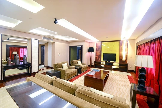 Nội thất phòng sang trọng với lối thiết kế đương đại pha chút cổ điển, bao gồm nhiều tác phẩm tranh nghệ thuật của các họa sĩ nổi tiếng. Phòng khách là phòng lớn nhất.