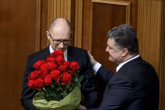 Thủ tướng Ukraina Arseniy Yatsenyuk và Tổng thống Pyotr Poroshenko tại cuộc họp đầu tiên của tân nghị viện Ukraina ở Kiev Đọc thêm: http://vn.sputniknews.com/photo/20160411/1493276.html#ixzz45XZQoavV