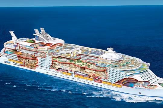 Du thuyền có 16 tầng, được ví như một công viên Trung tâm New York thu nhỏ với hơn 10.500 loài thực vật.