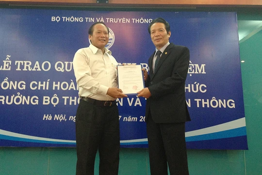 Bộ trưởng Bộ TT&TT Trương Minh Tuấn (trái) trao quyết định bổ nhiệm Tân Thứ trưởng Hoàng Vĩnh Bảo.
