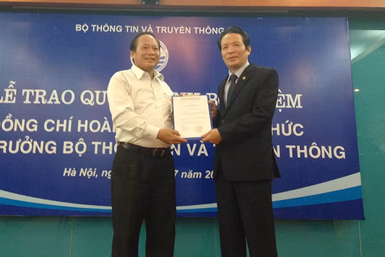 Bộ trưởng Bộ TT&TT Trương Minh Tuấn (trái) trao quyết định bổ nhiệm Tân Thứ trưởng Hoàng Vĩnh Bảo.