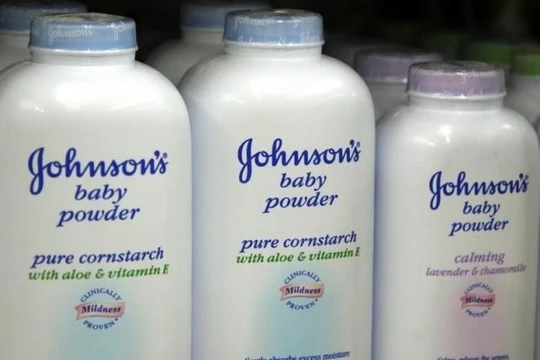 Johnson & Johnson bồi thường 72 triệu USD vì phấn rôm gây ung thư
