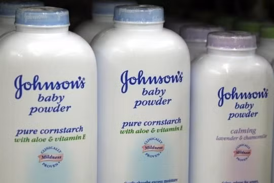 Johnson & Johnson bồi thường 72 triệu USD vì phấn rôm gây ung thư