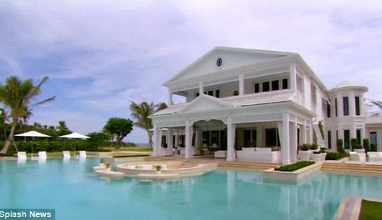 Khu resort của diva Celine Dion tọa sở hữu một công viên nước rộng lớn mà bất kỳ ai cũng thèm muốn. Sân sau của khu biệt thự có hai hồ bơi khổng lồ, một dòng sông lười và một đường trượt nước quanh co. 