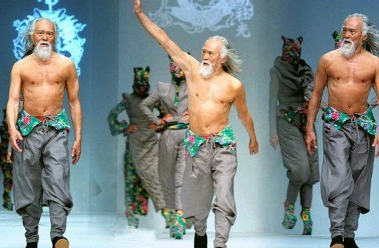 Ở tuổi 79, ông Deshun Wang vẫn có những bước catwalk chắc chắn, đầy tự tin.
