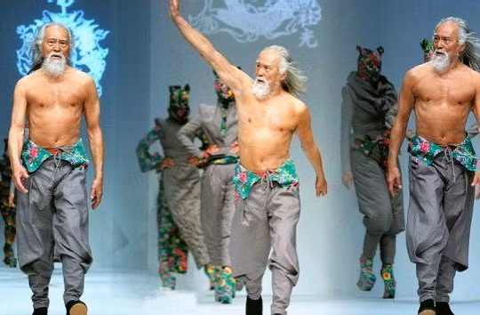 Ở tuổi 79, ông Deshun Wang vẫn có những bước catwalk chắc chắn, đầy tự tin.