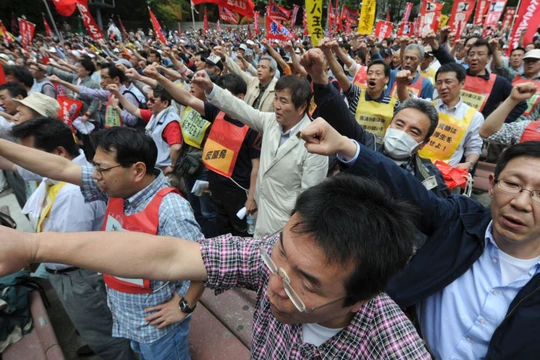 Nhật: Hàng chục ngàn người biểu tình đòi tăng lương