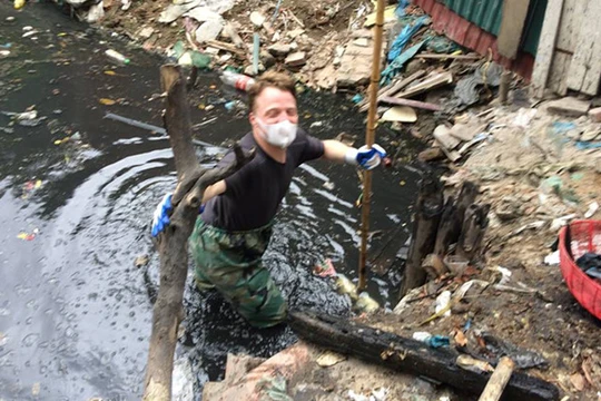 Khách Tây lội cống thối ở Hà Nội để vớt rác