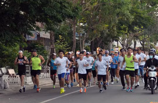 2.	Trong ngày 6/5, các VĐV đã “làm nóng” đường phố Đà Nẵng với giải chạy từ thiện Newborns Run Out