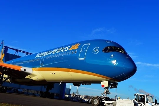 Airbus đã ký hợp đồng bán 40 máy bay Airbus trị giá 6,5 tỉ USD cho Việt Nam trước sự chứng kiến của ông Francois Hollande và Chủ tịch nước Trần Đại Quang.