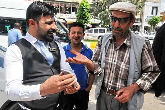 Celal Göger (trái) giới thiệu sản phẩm đặc biệt cho mọi người.