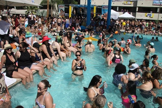 Choáng với lễ hội của 20 vạn đồng tính nữ