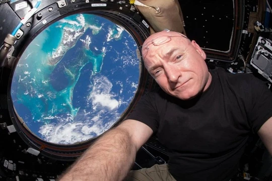 Theo BBC, khoang đổ bộ của tàu Soyuz đã đưa Scott Kelly trở về Trái Đất và đáp xuống Kazakhstan vào sáng hôm nay, sau 340 ngày ông sống trên ISS. Kelly, 51 tuổi, trở thành phi hành gia người Mỹ phục vụ nghiên cứu lâu nhất trong không gian, phá vỡ kỷ lục t