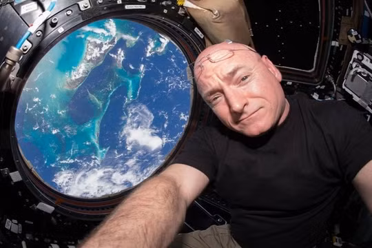 Theo BBC, khoang đổ bộ của tàu Soyuz đã đưa Scott Kelly trở về Trái Đất và đáp xuống Kazakhstan vào sáng hôm nay, sau 340 ngày ông sống trên ISS. Kelly, 51 tuổi, trở thành phi hành gia người Mỹ phục vụ nghiên cứu lâu nhất trong không gian, phá vỡ kỷ lục t