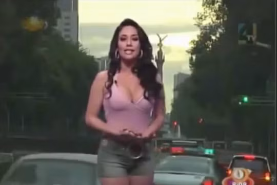 Nữ MC thời tiết Mexico táo bạo mặc chiếc quần soóc quá ngắn.