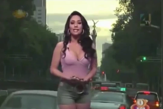 Nữ MC thời tiết Mexico táo bạo mặc chiếc quần soóc quá ngắn.